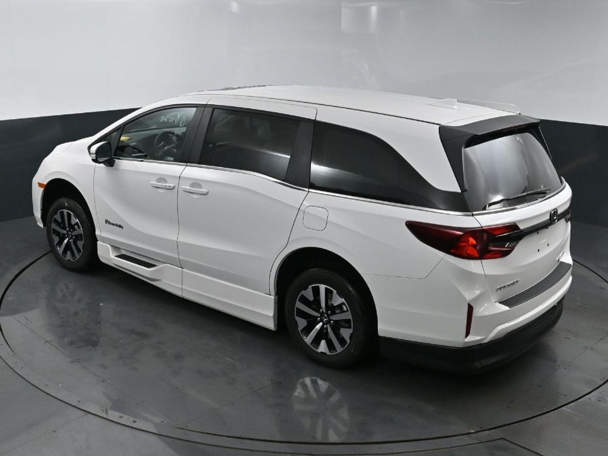 White Honda Odyssey image number 24