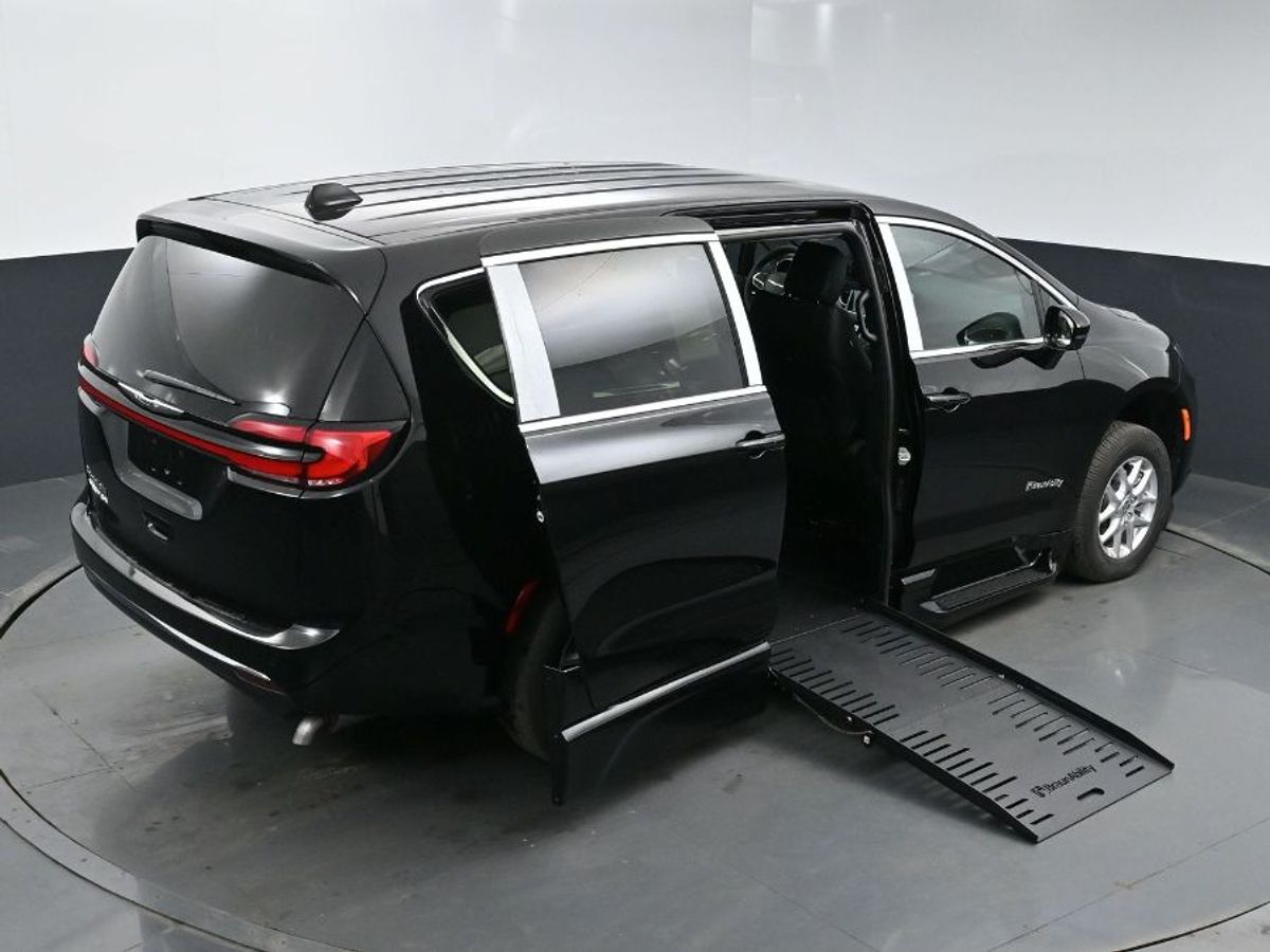 2025 CHRYSLER PACIFICA - Image 17