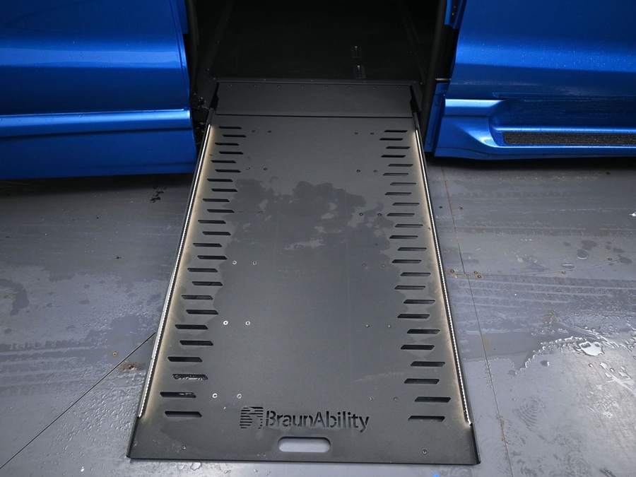 New 2026 Chrysler Pacifica Select Safety - BraunAbility Side Entry Entry In Floor Automatic Ramp