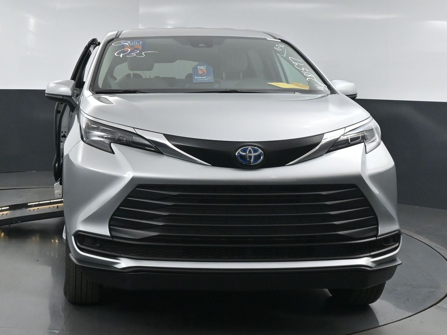 New 2025 Toyota Sienna Hybrid LE - BraunAbility Side Entry Entry Fold Out Automatic Ramp