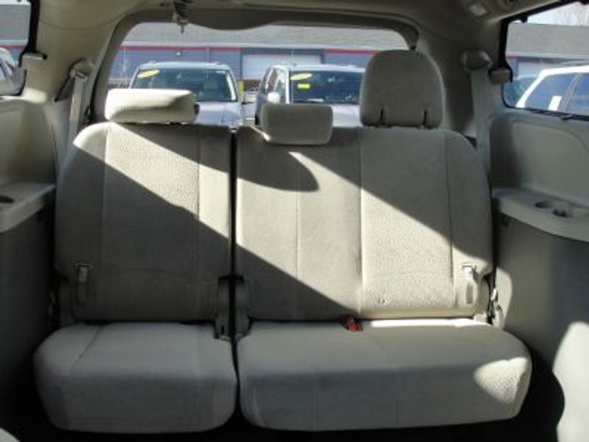 2011 TOYOTA SIENNA - Image 7