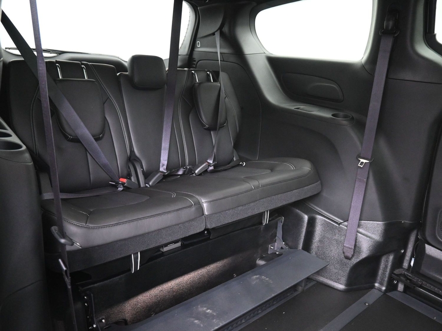 Black Chrysler Pacifica image number 9