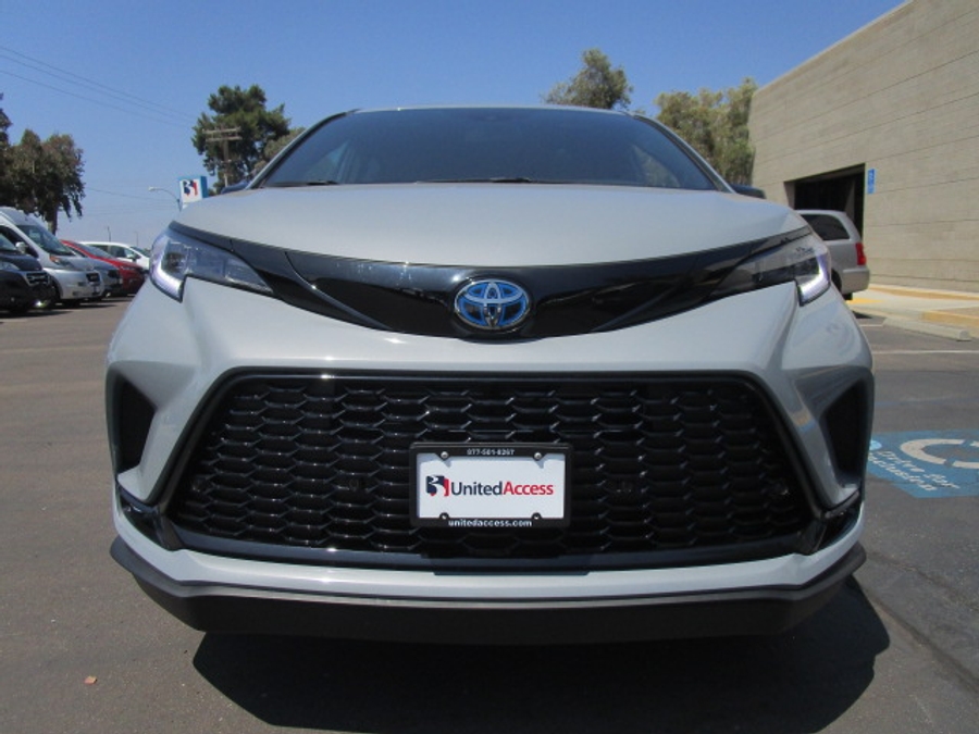 New 2026 Toyota Sienna Hybrid XSE Sport - BraunAbility Side Entry Entry Fold Out Automatic Ramp
