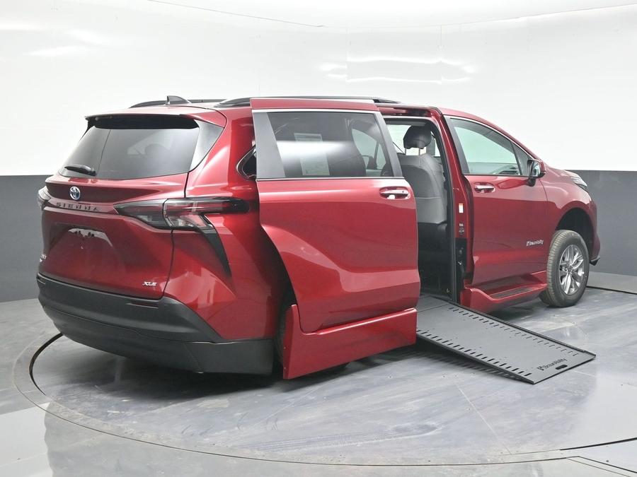 New 2025 Toyota Sienna Hybrid XLE Plus - BraunAbility Side Entry Entry In Floor Automatic Ramp