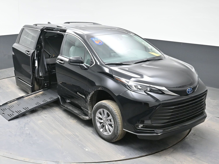 Black Toyota Sienna image number 22