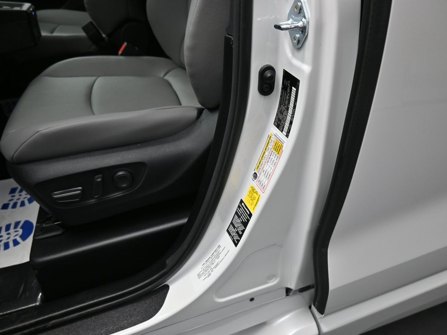 White Toyota Sienna image number 13