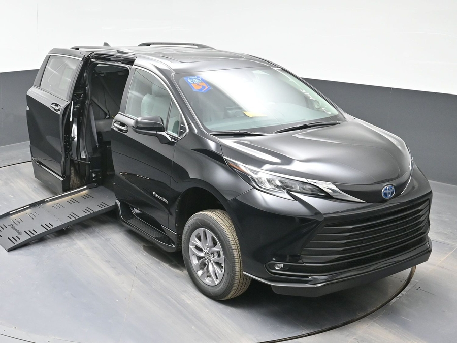 Black Toyota Sienna image number 22