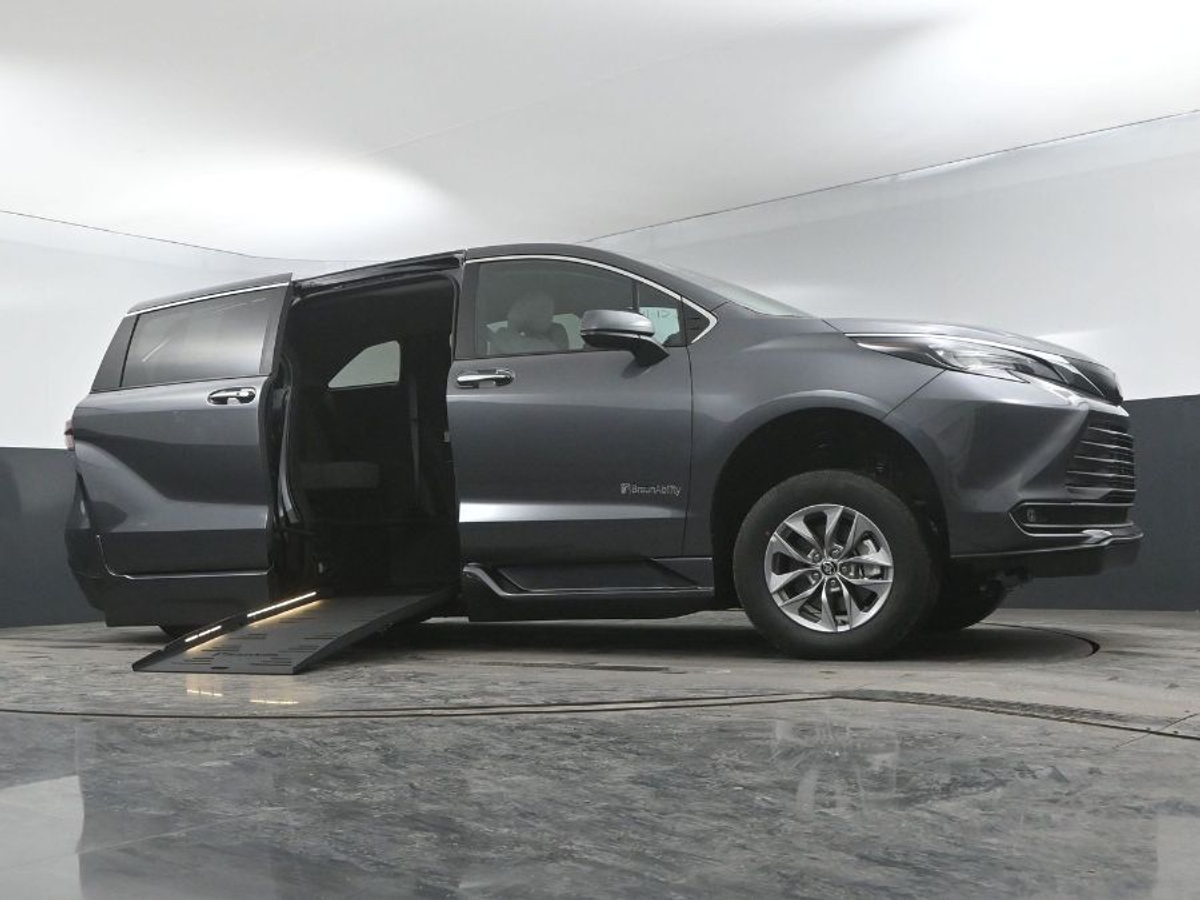 Grey Toyota Sienna image number 12