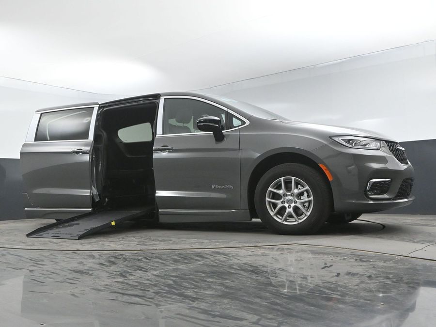 New 2025 Chrysler Pacifica Select Safety - BraunAbility Side Entry Entry Fold Out Automatic Ramp