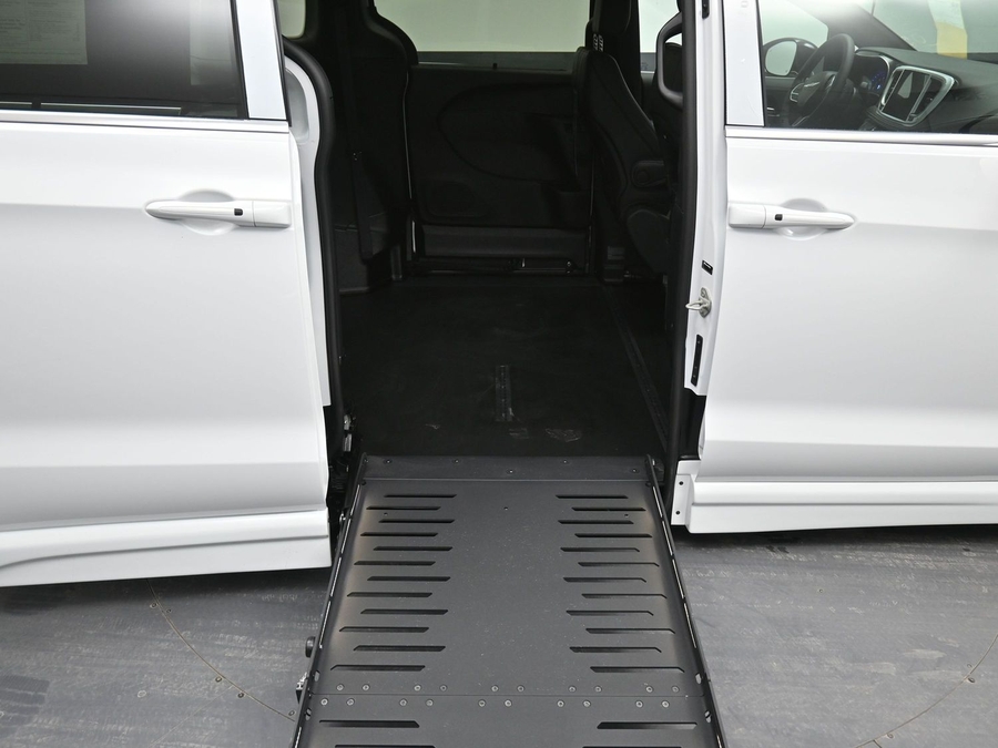 White Chrysler Pacifica image number 11