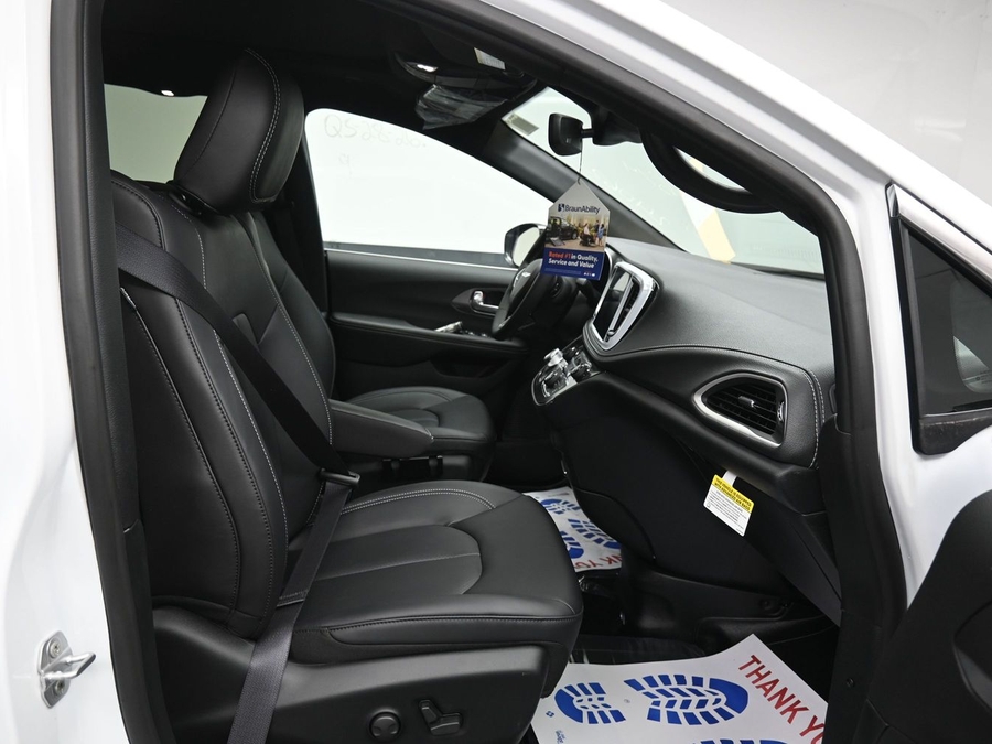 New 2026 Chrysler Pacifica Select Plus - BraunAbility Side Entry Entry In Floor Automatic Ramp