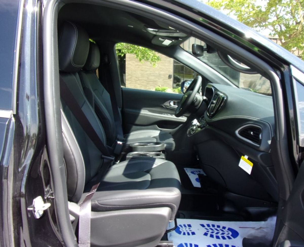 Black Toyota Sienna image number 13