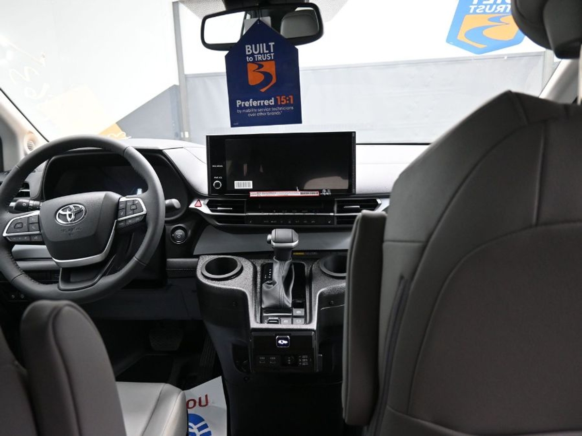 2025 TOYOTA SIENNA - Image 13