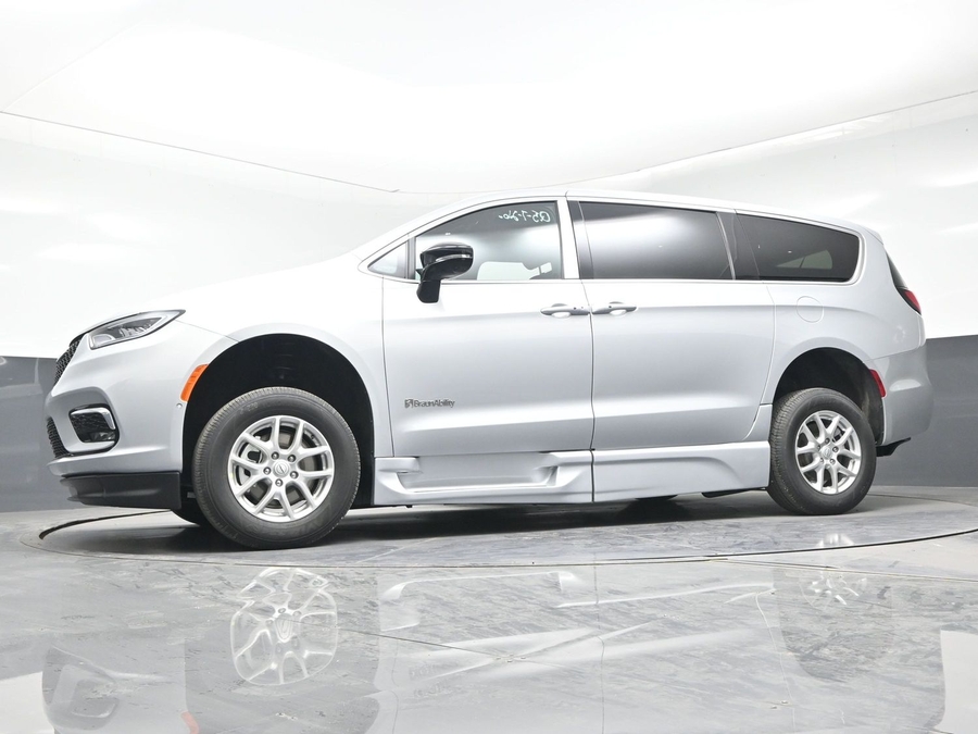 Silver Chrysler Pacifica image number 20