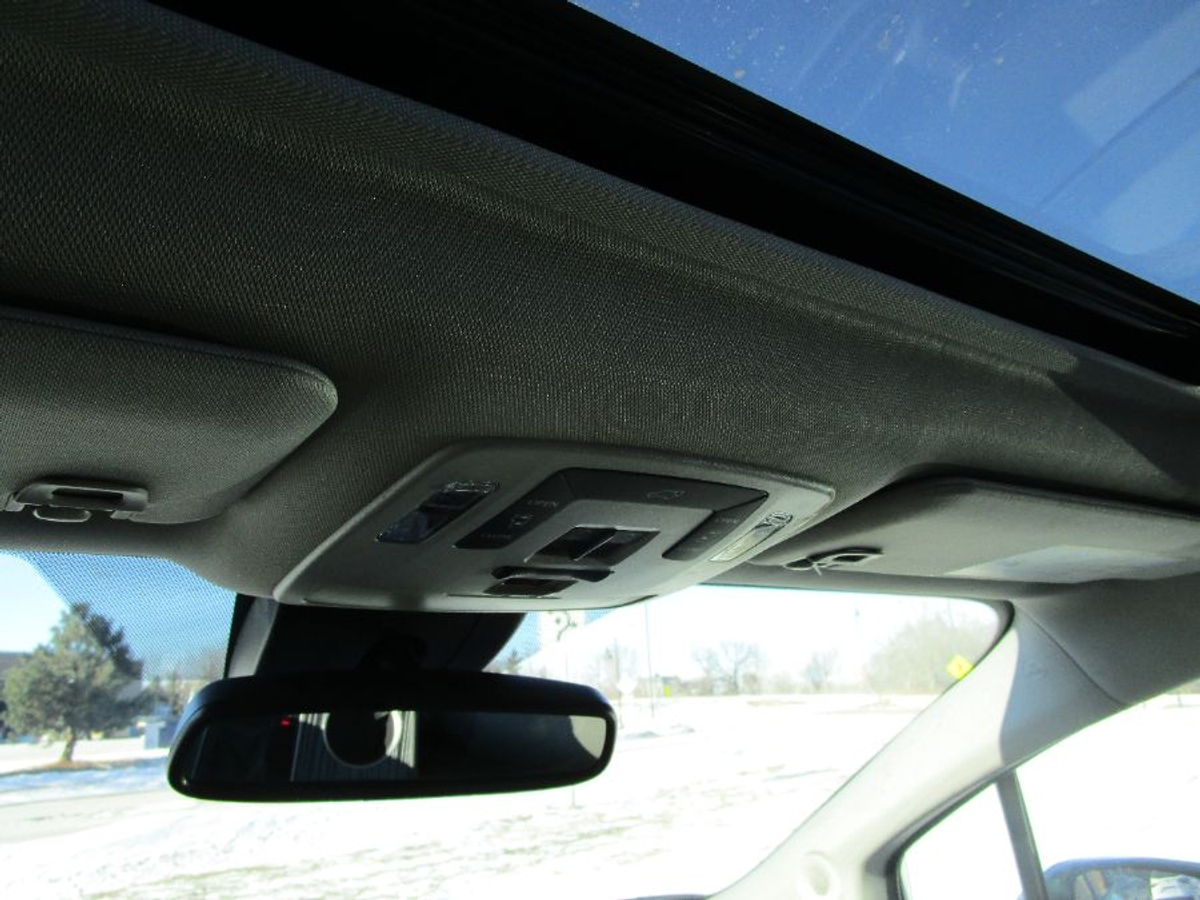 Silver Toyota Sienna image number 10