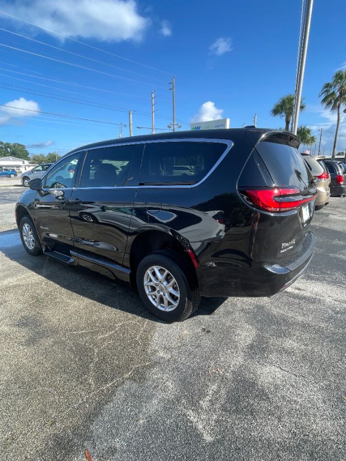 Black Chrysler Pacifica image number 4