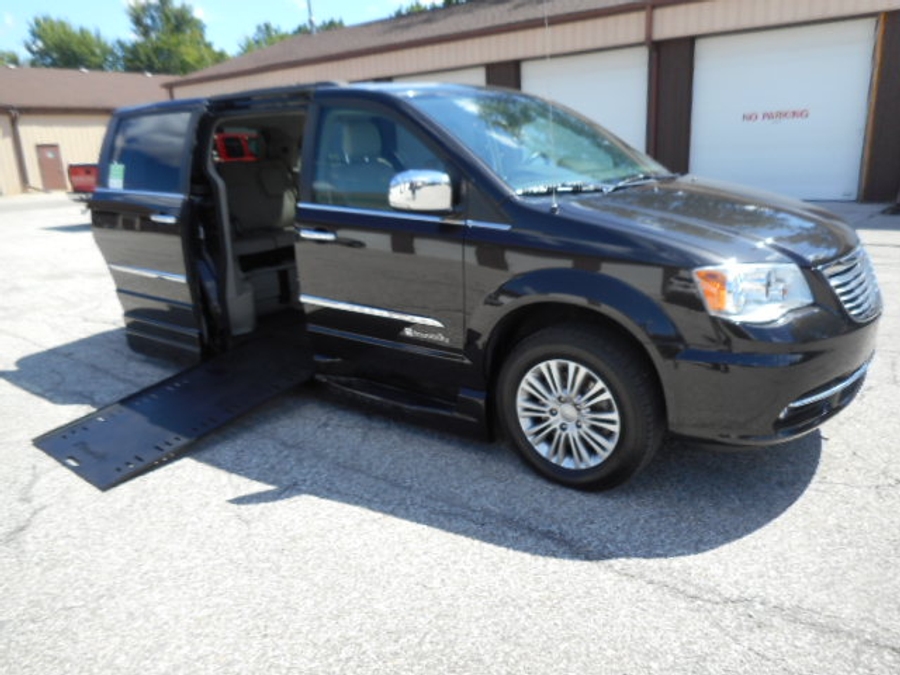 Mocha Java Pearl Chrysler Town and Country image number 1
