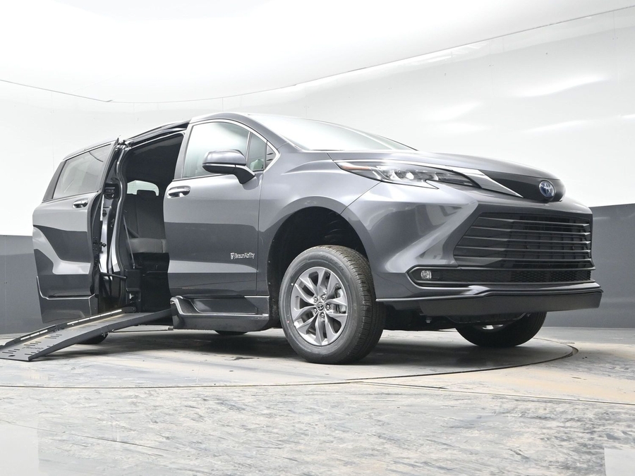 New 2025 Toyota Sienna Hybrid XLE Plus - BraunAbility Side Entry Entry Fold Out Automatic Ramp