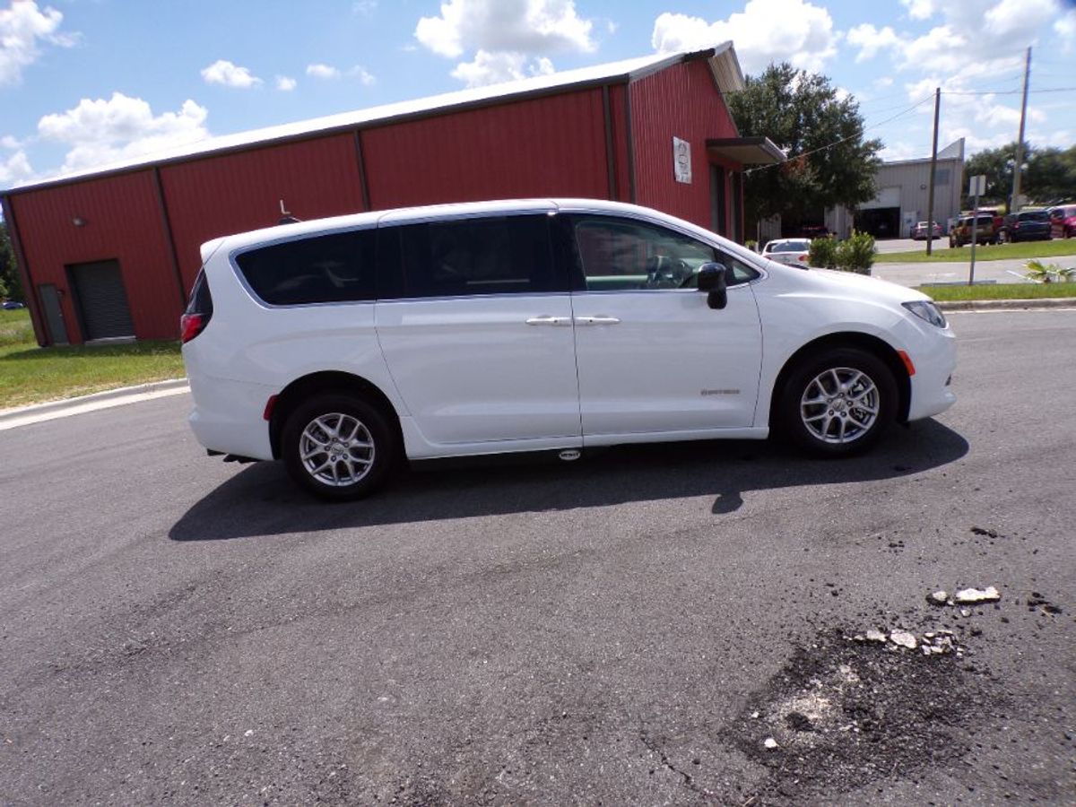 White Chrysler Voyager image number 9