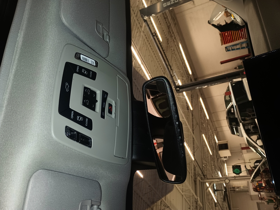 Silver Toyota Sienna image number 1