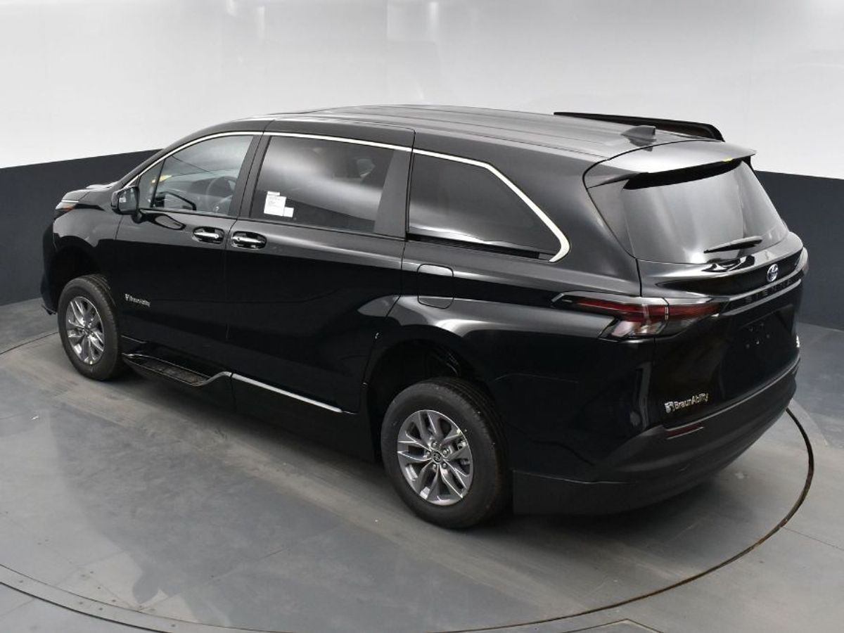 Black Toyota Sienna image number 16