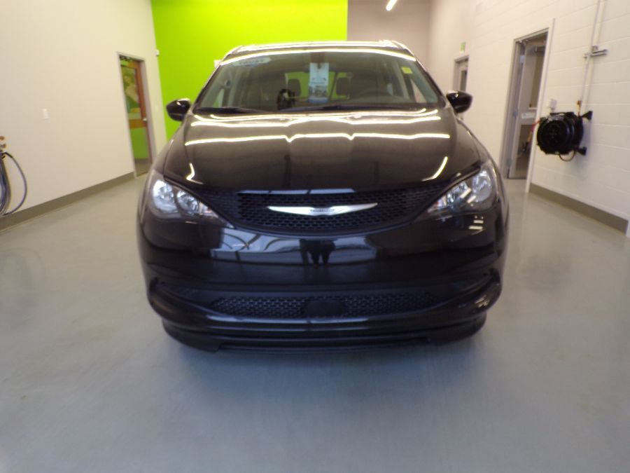 Black Chrysler Voyager image number 1