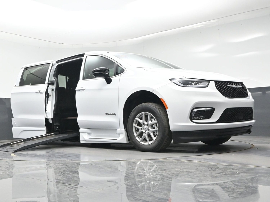 White Chrysler Pacifica image number 11