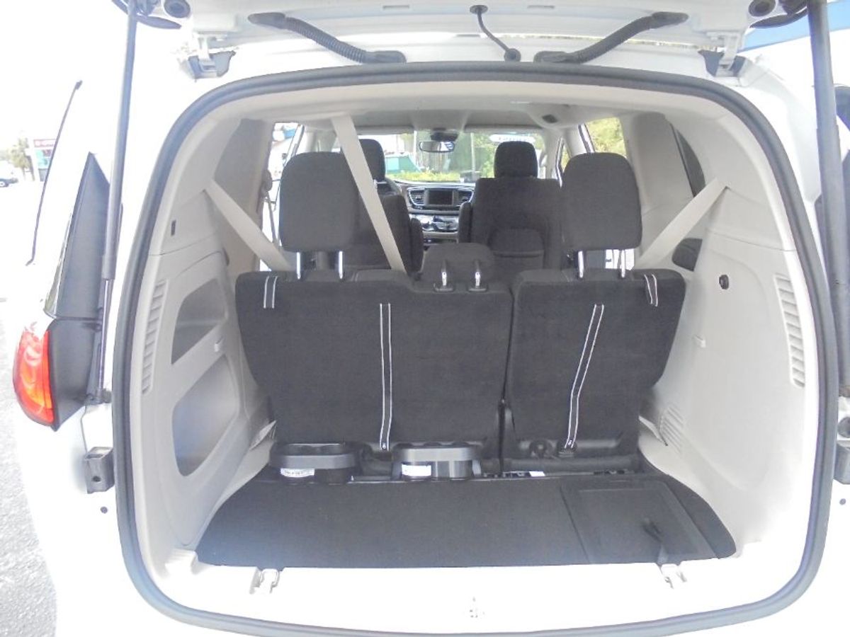 White Chrysler Voyager image number 26