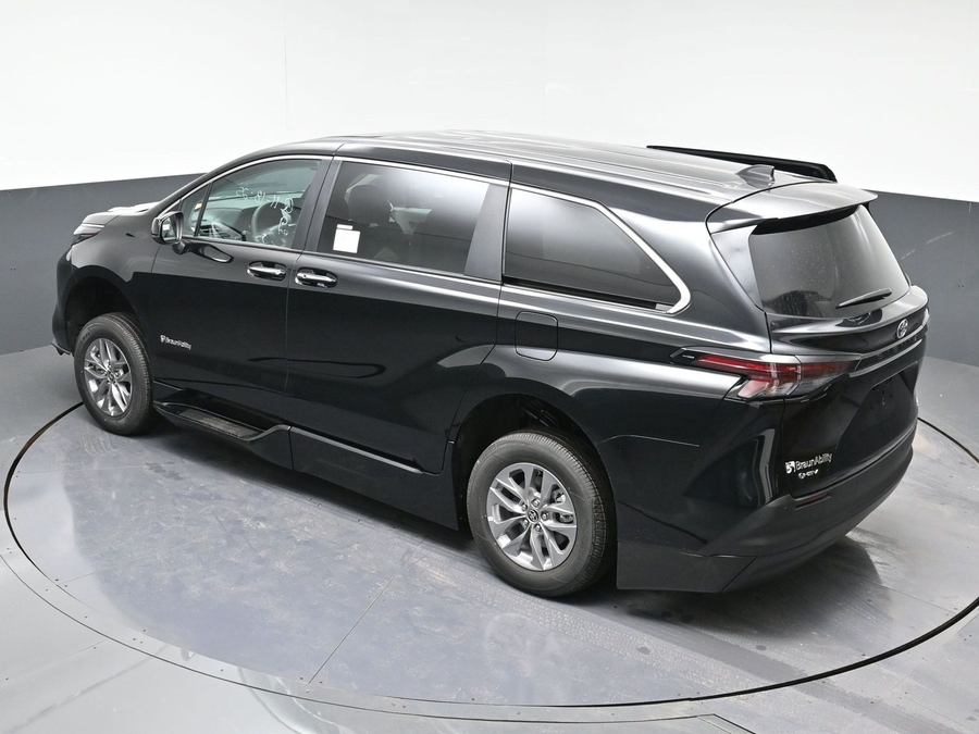 New 2025 Toyota Sienna Hybrid XLE Base - BraunAbility Side Entry Entry Fold Out Automatic Ramp