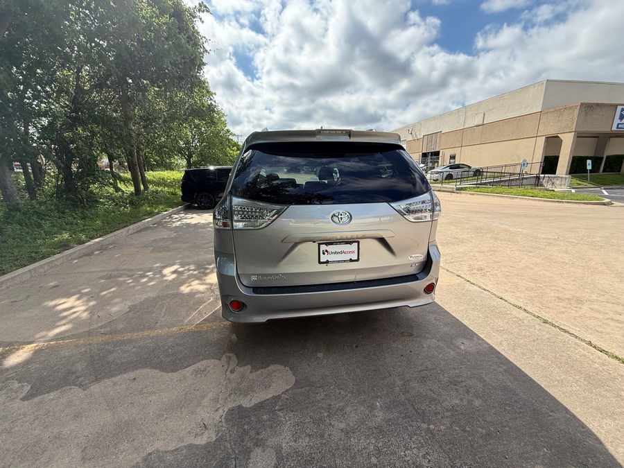 Used 2018 Toyota Sienna SE - BraunAbility Side Entry Entry Fold Out Automatic Ramp