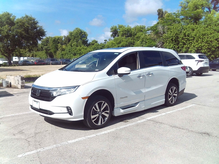 White Honda Odyssey image number 1