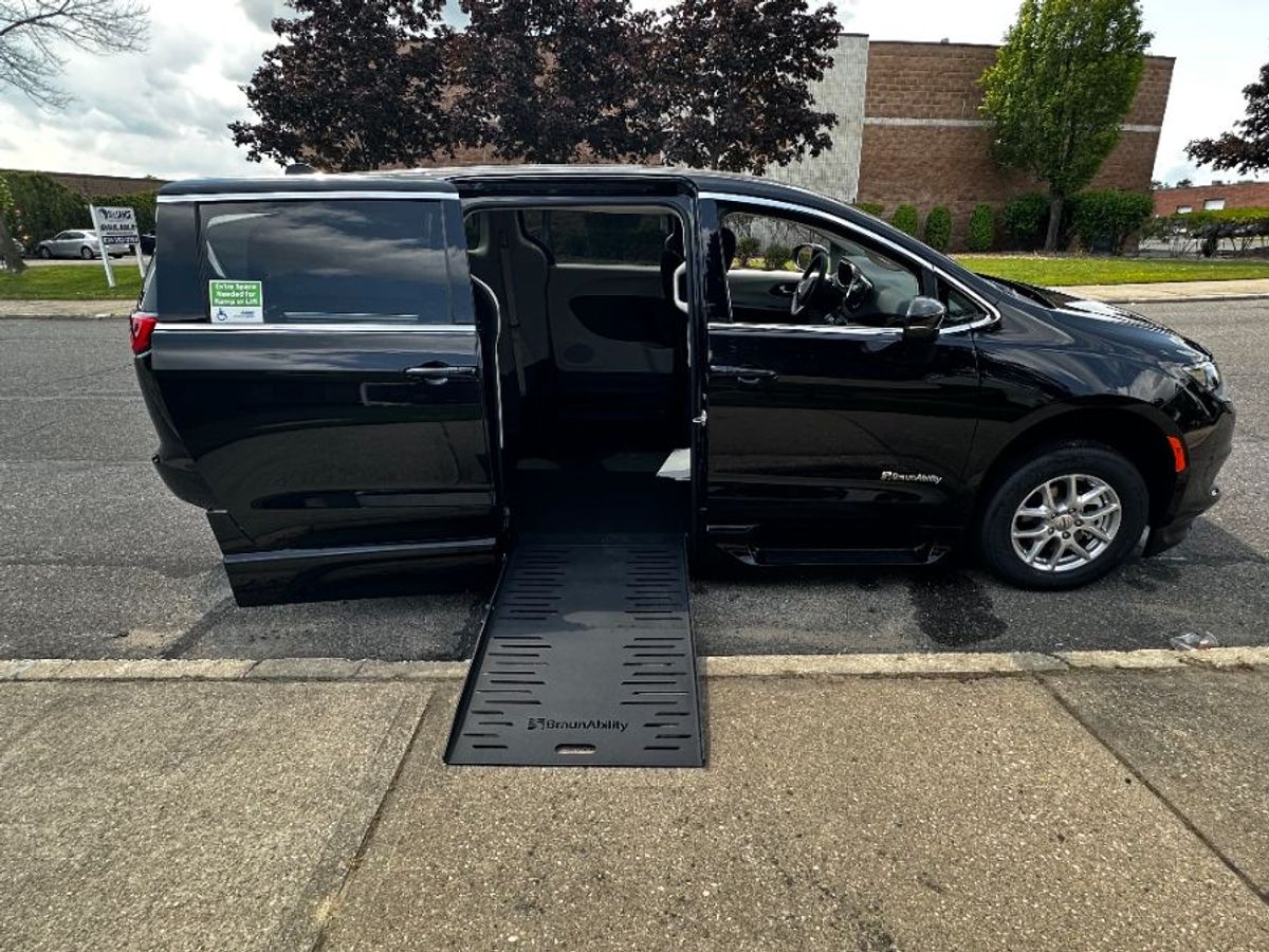 2023 CHRYSLER VOYAGER - Image 13