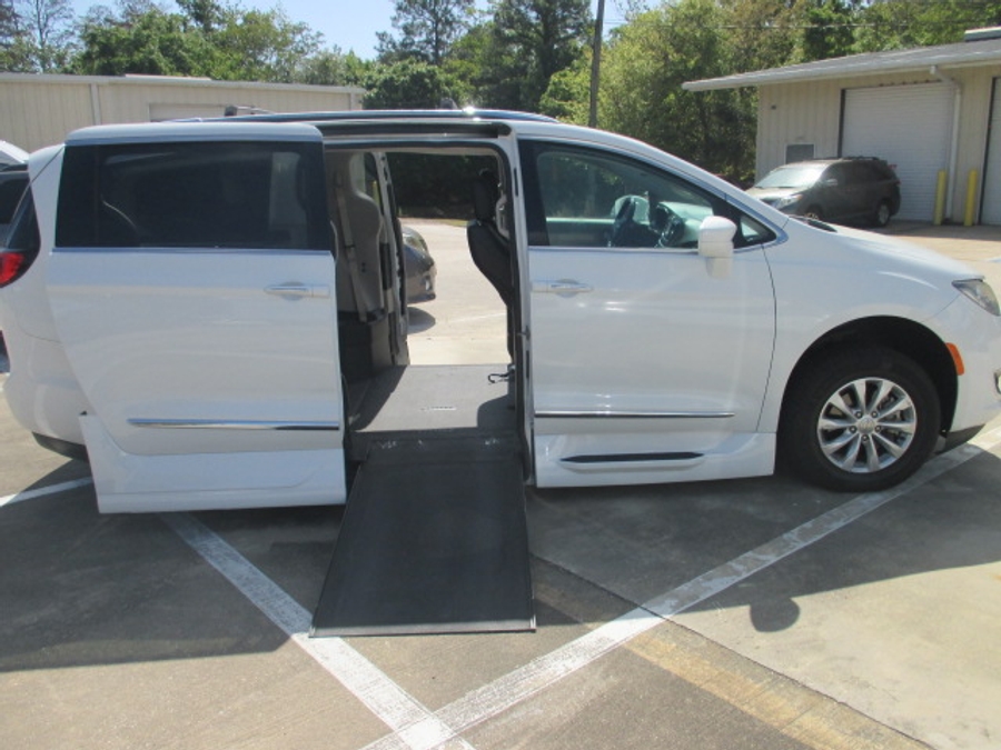 White Chrysler Pacifica image number 7