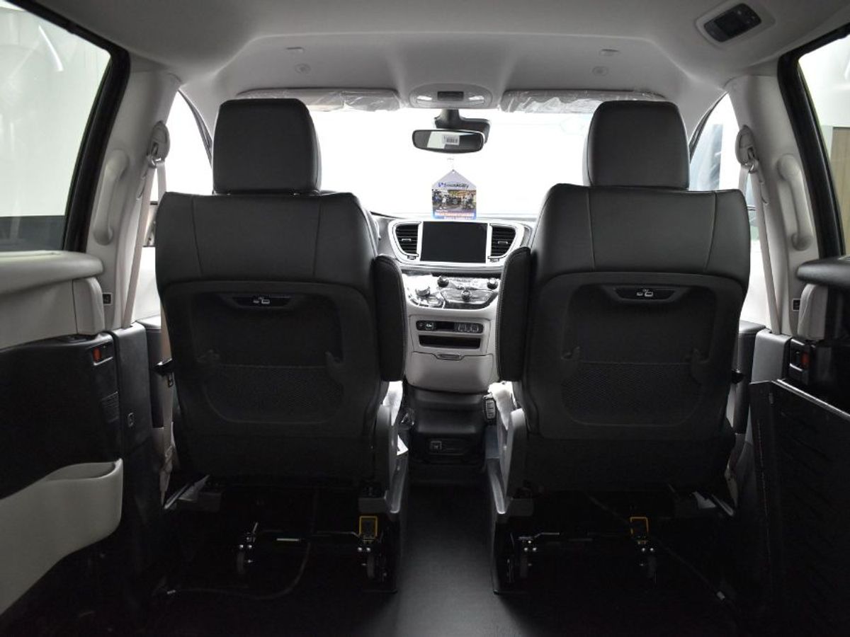 Black Chrysler Pacifica image number 7