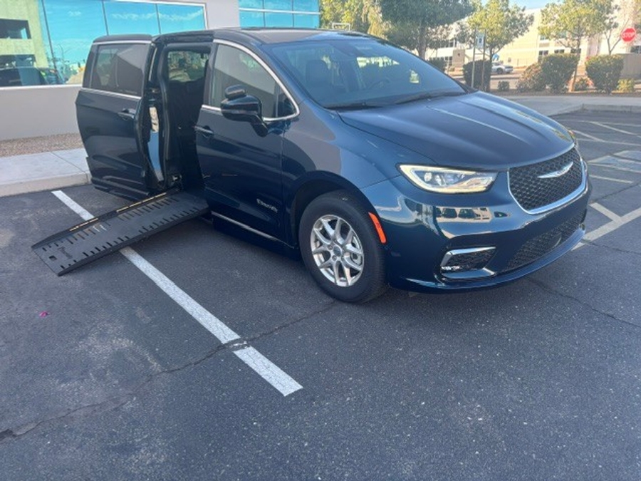 Used 2025 Chrysler Pacifica Select - BraunAbility Side Entry Fold Out Automatic Ramp