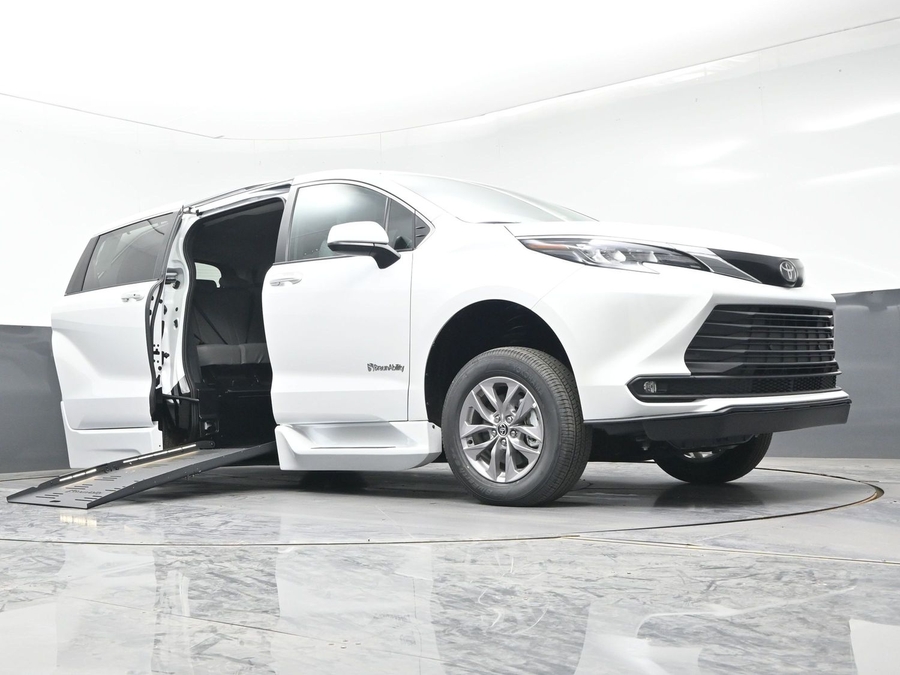 New 2026 Toyota Sienna Hybrid XLE Base - BraunAbility Side Entry Entry Fold Out Automatic Ramp