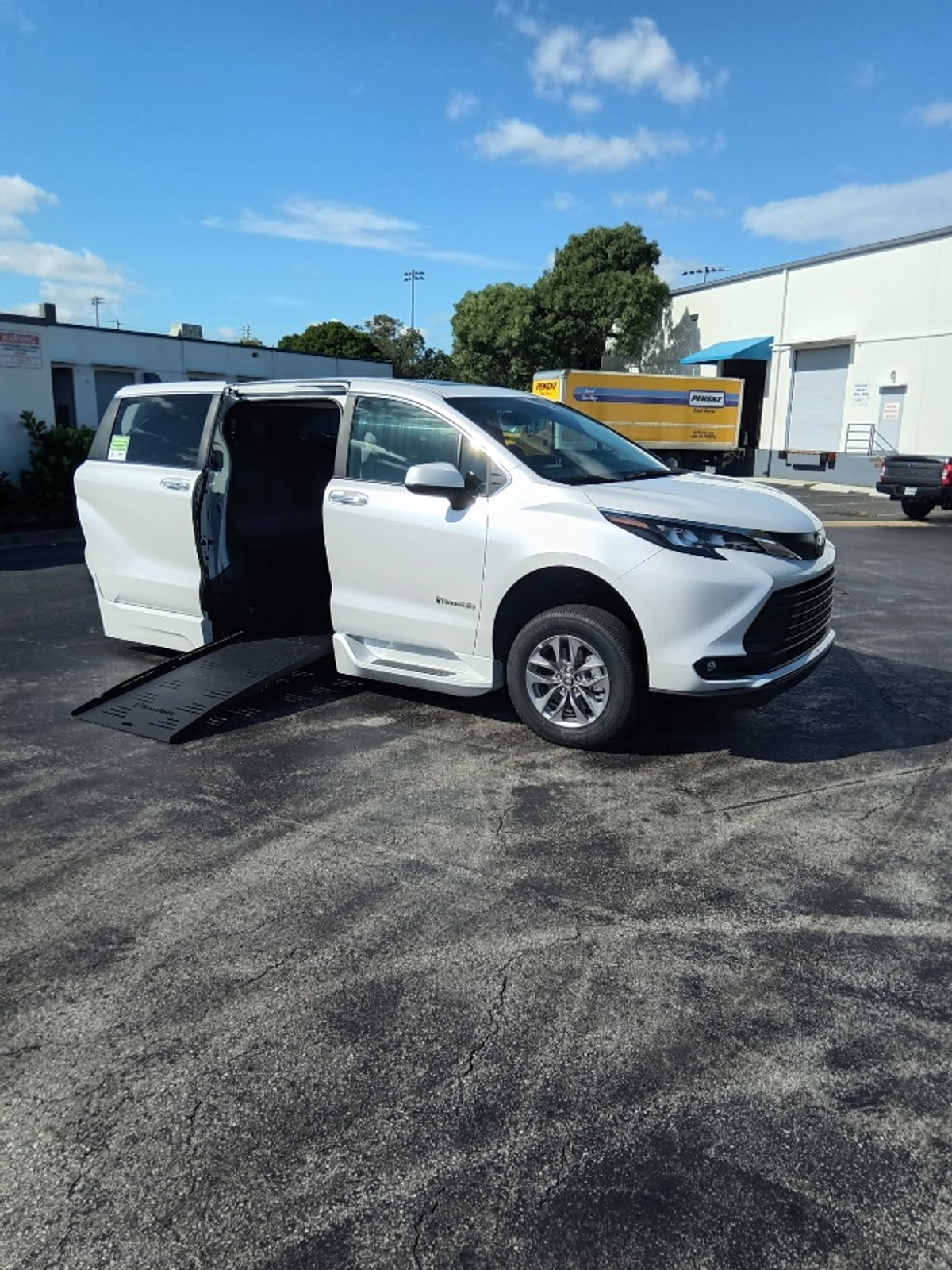 2025 TOYOTA SIENNA - Image 11