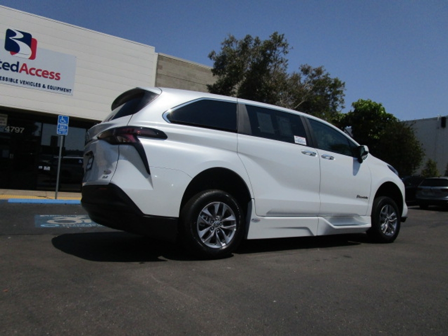 New 2025 Toyota Sienna Hybrid XLE Base - BraunAbility Side Entry Entry Fold Out Automatic Ramp