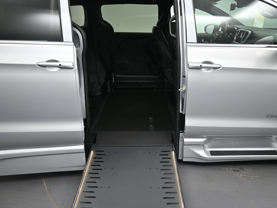 New 2026 Chrysler Pacifica Select Safety - BraunAbility Side Entry In Floor Automatic Ramp