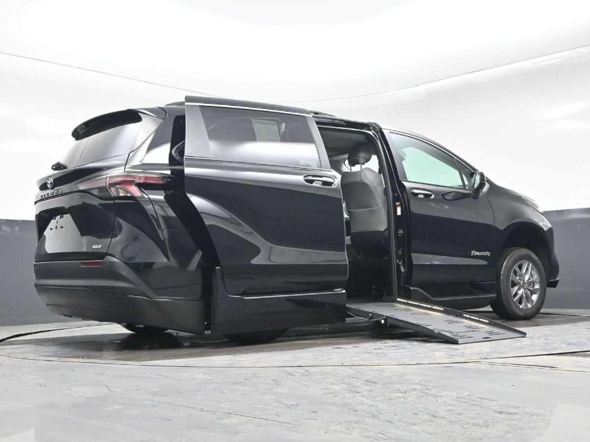 Black Toyota Sienna image number 24