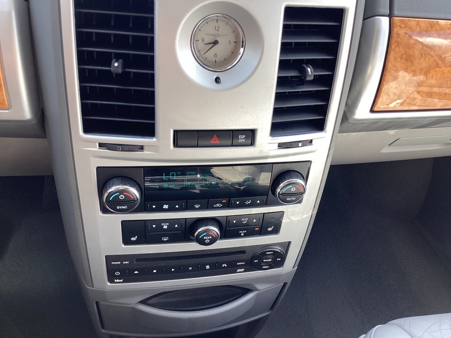  Chrysler Town and Country image number 14