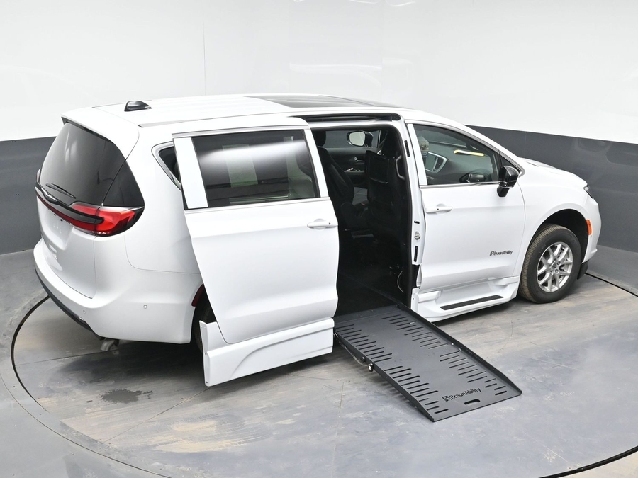 White Chrysler Pacifica image number 25