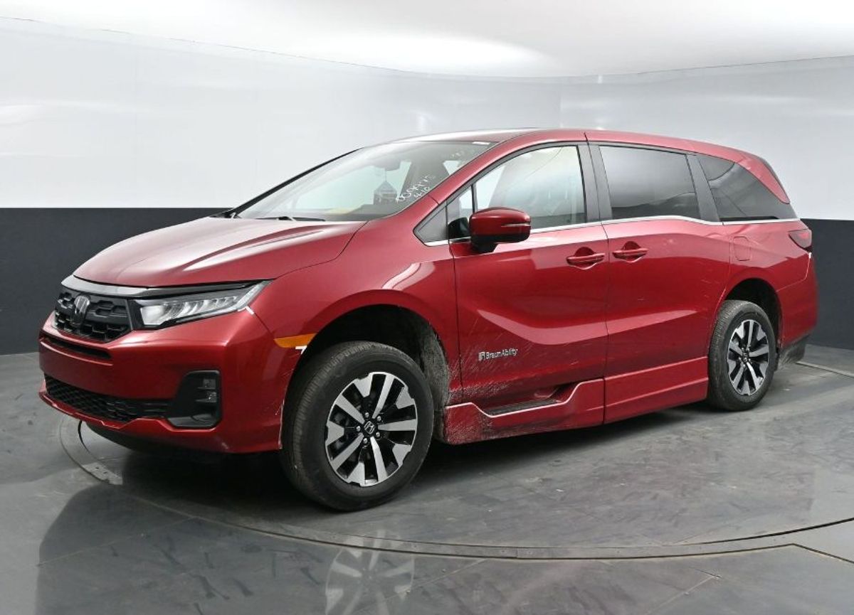 Red Honda Odyssey image number 16