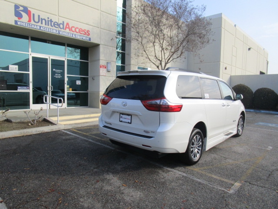 Used 2020 Toyota Sienna XLE Base - BraunAbility Side Entry Entry Fold Out Automatic Ramp