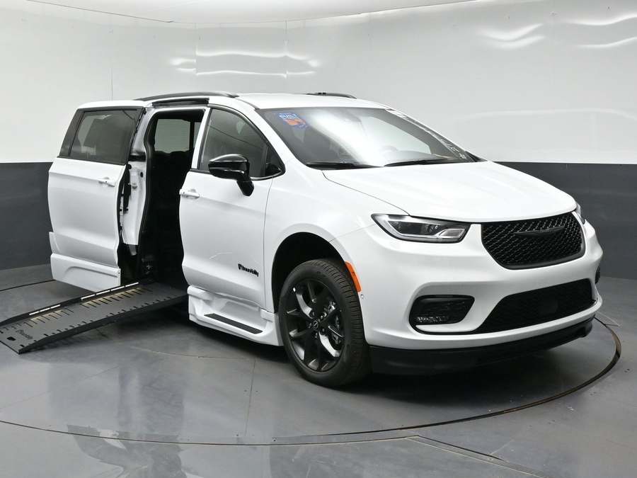 New 2026 Chrysler Pacifica Select Sport - BraunAbility Side Entry Fold Out Automatic Ramp