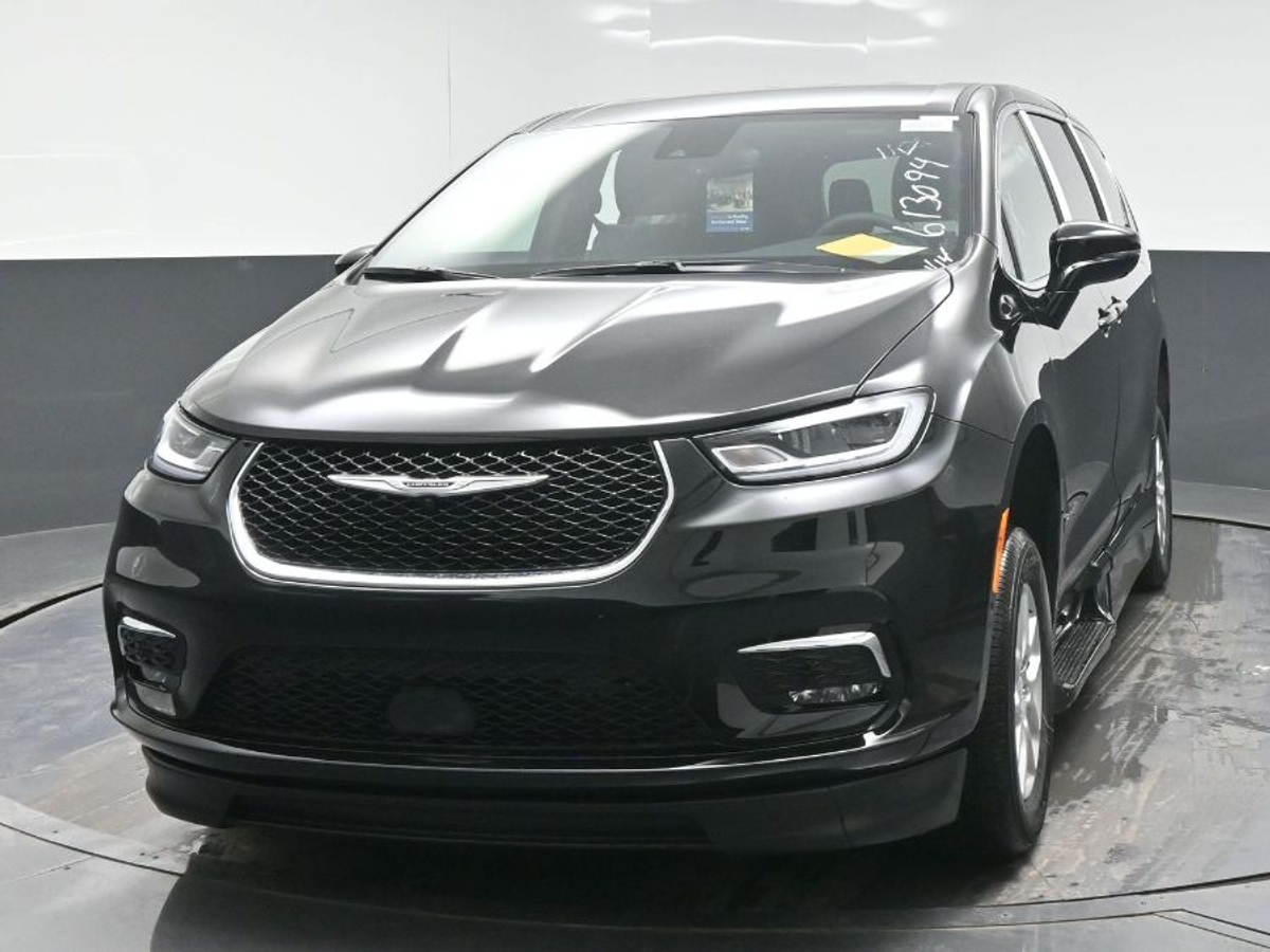 Black Chrysler Pacifica image number 1