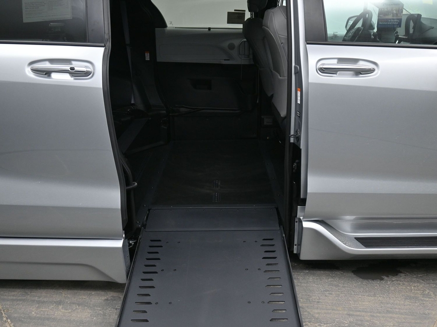 Silver Toyota Sienna image number 11