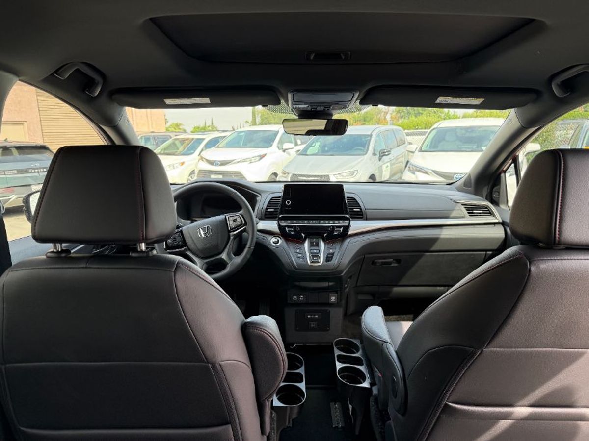 Red Honda Odyssey image number 6