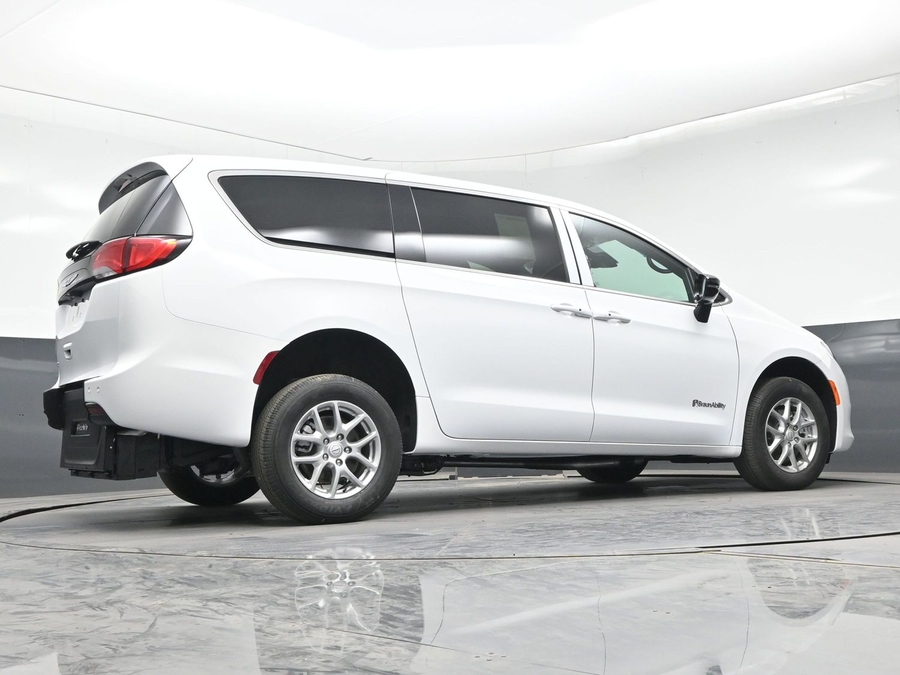 White Chrysler Voyager image number 20