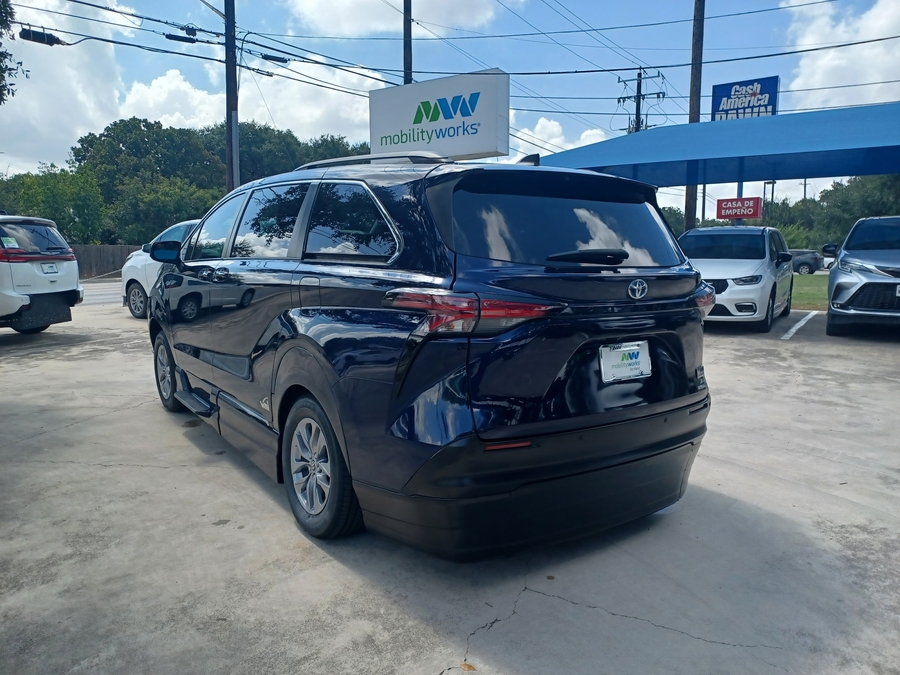 Blue Toyota Sienna image number 7